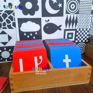 Chữ cát nhám - Giáo cụ ngôn ngữ Montessori